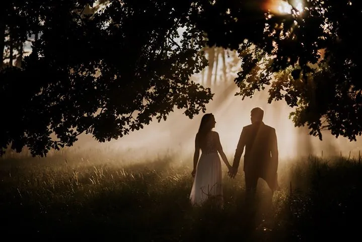 fotograf ślubny z dwoma aparatami i obiektywami