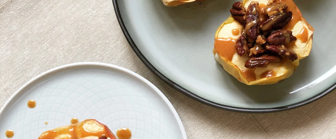 Pommes au four avec garniture caramel noix de pécan