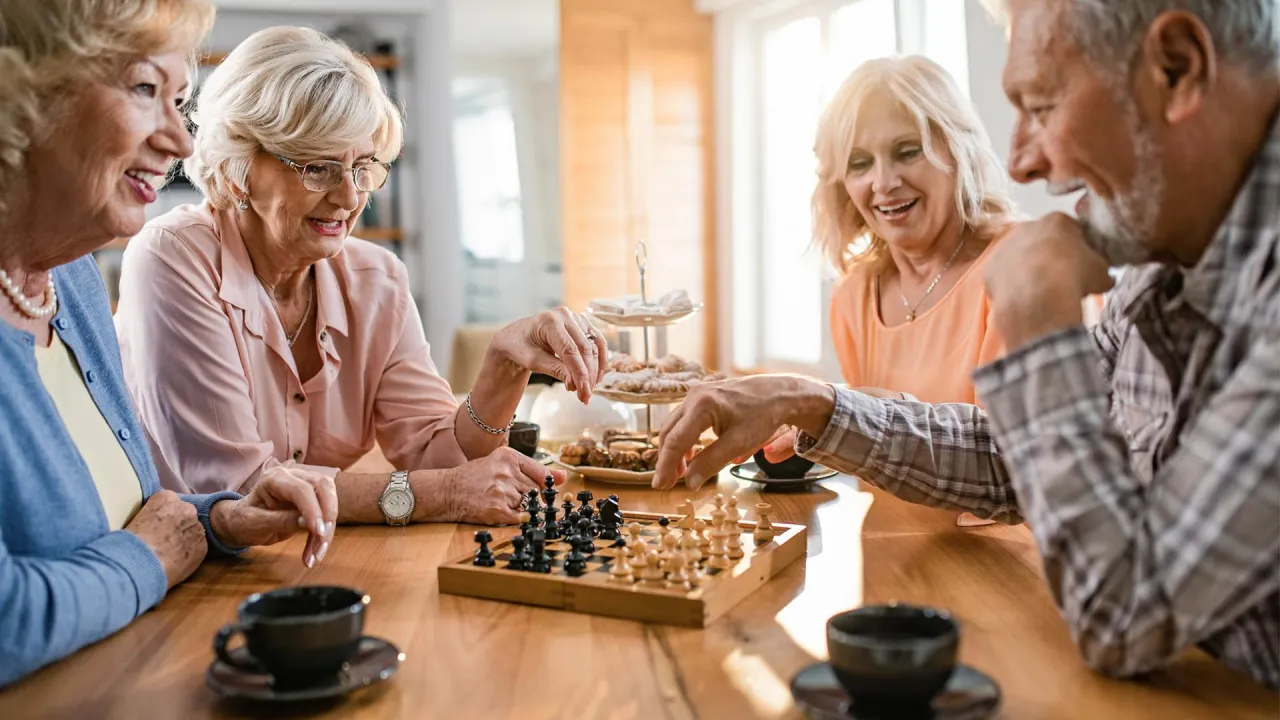 Senior grający w gry planszowe z rodziną