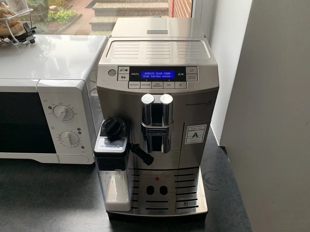 Zdjęcie Co ile wymieniać filtr w ekspresie do kawy DeLonghi, aby uniknąć problemów?