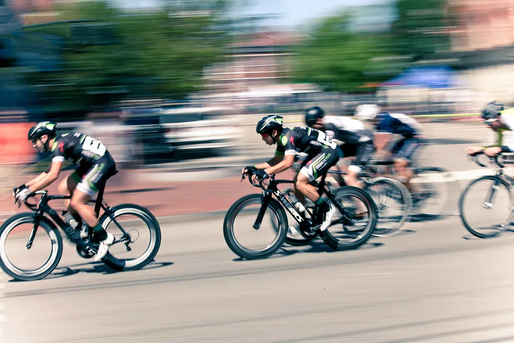 Rowerzysta w akcji z widocznymi parametrami treningu