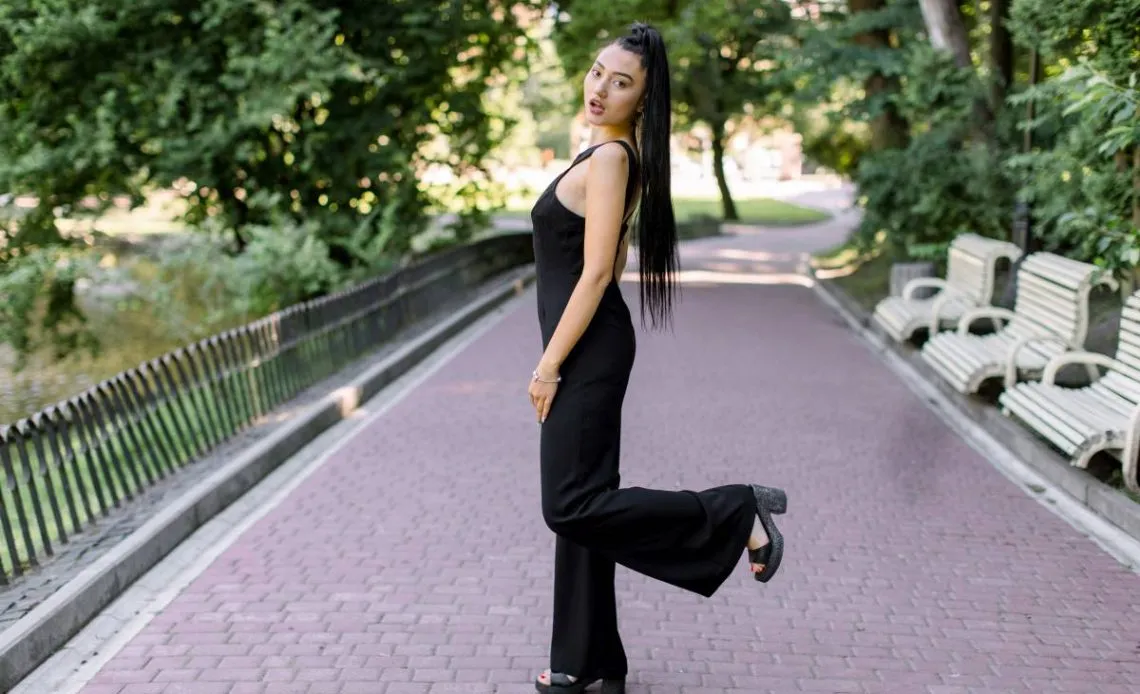 Eleganckie torebki do czarnego kombinezonu