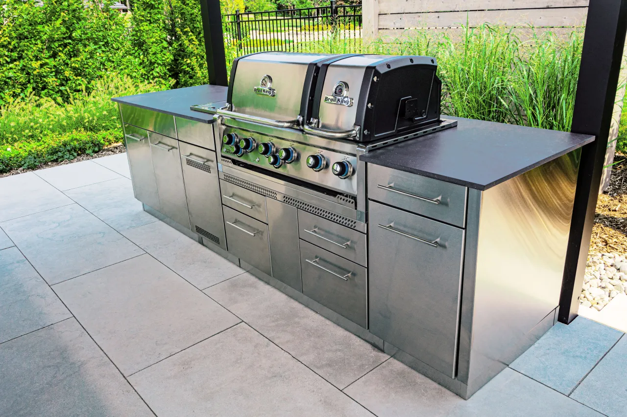 Nowoczesna kuchnia ogrodowa z grillem do zabudowy