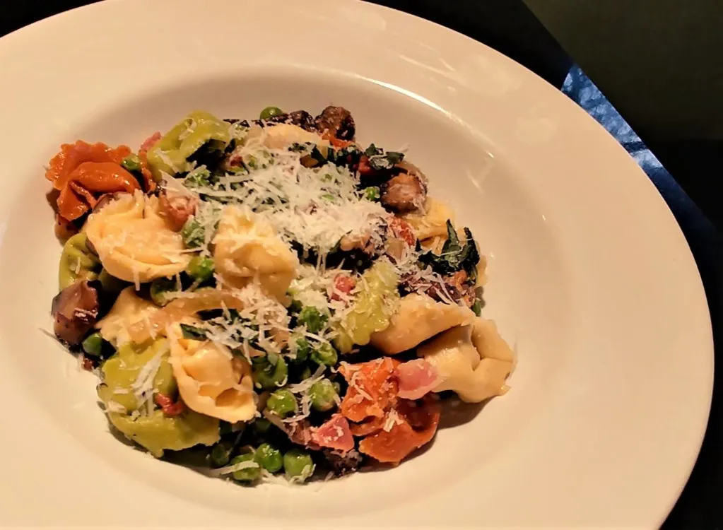 Tortellini z dodatkami chrupiącymi, np. z pancettą i orzeszkami piniowymi