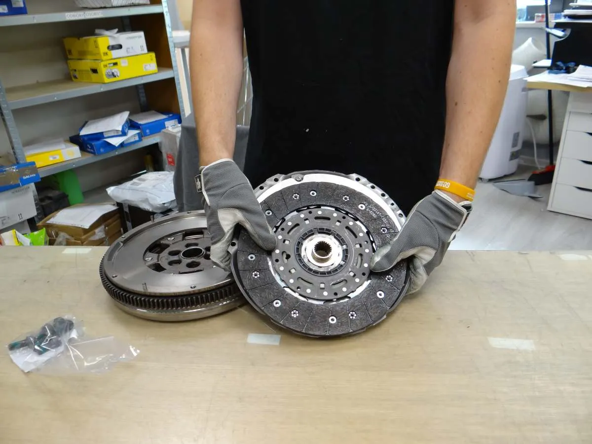 uszkodzone sprzęgło objawy