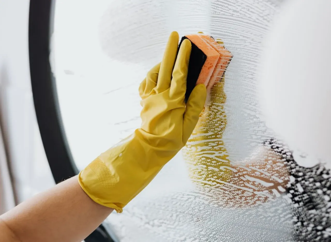 Delikatne czyszczenie starego lustra