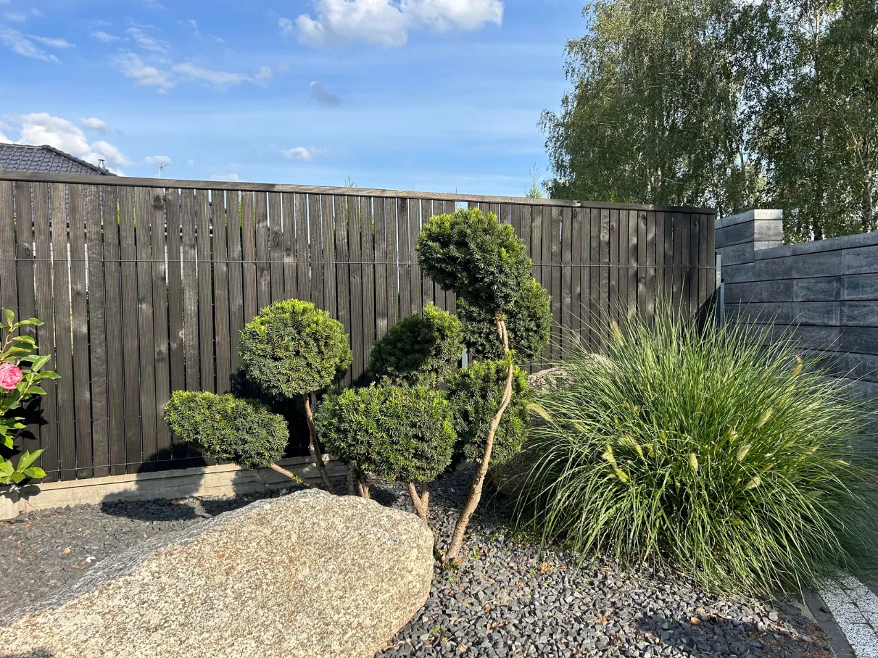 Drewniany płot w nowoczesnym ogrodzie