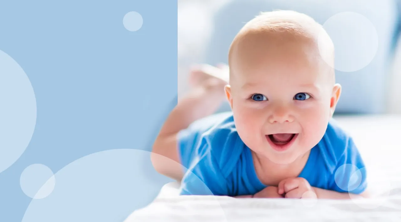 Rodzic mierzący główkę niemowlaka