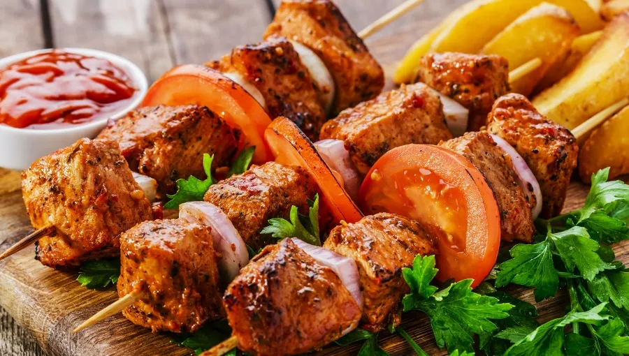 r&oacute;żnorodność potraw na grillu