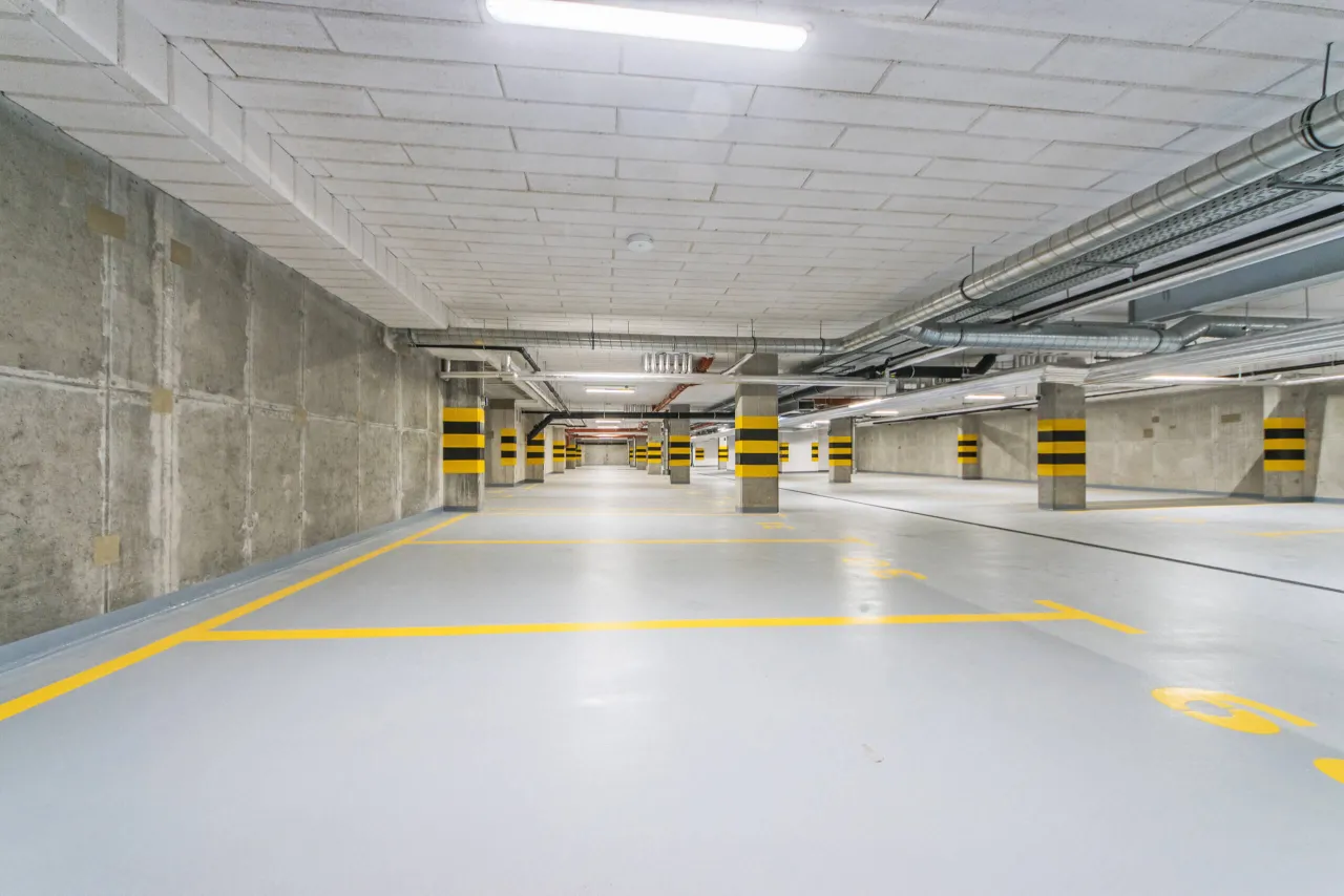 por&oacute;wnanie garaż murowany a miejsce postojowe w hali