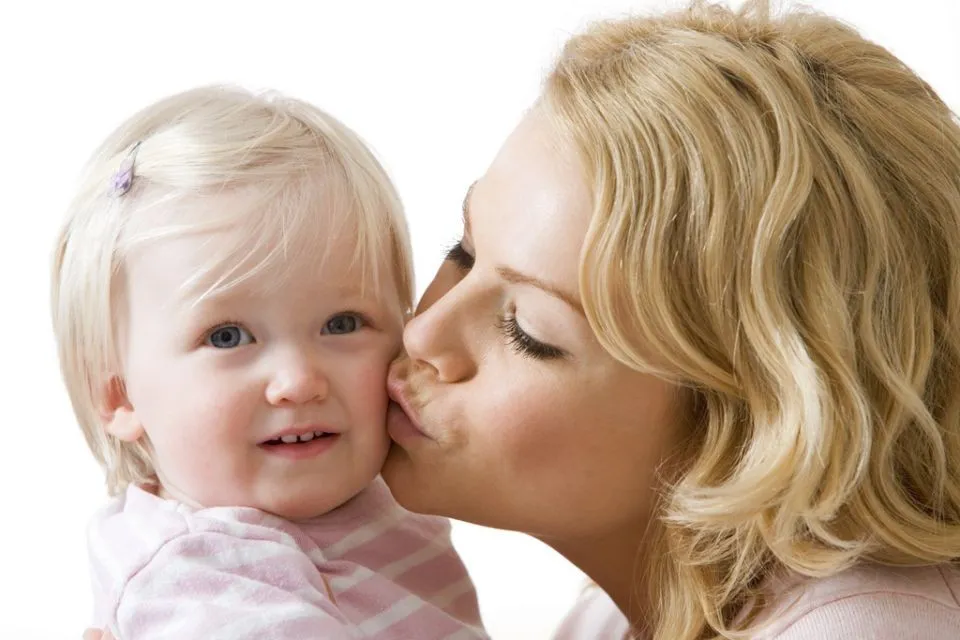 niemowlę z rodzicem, spokojne, uśmiechnięte