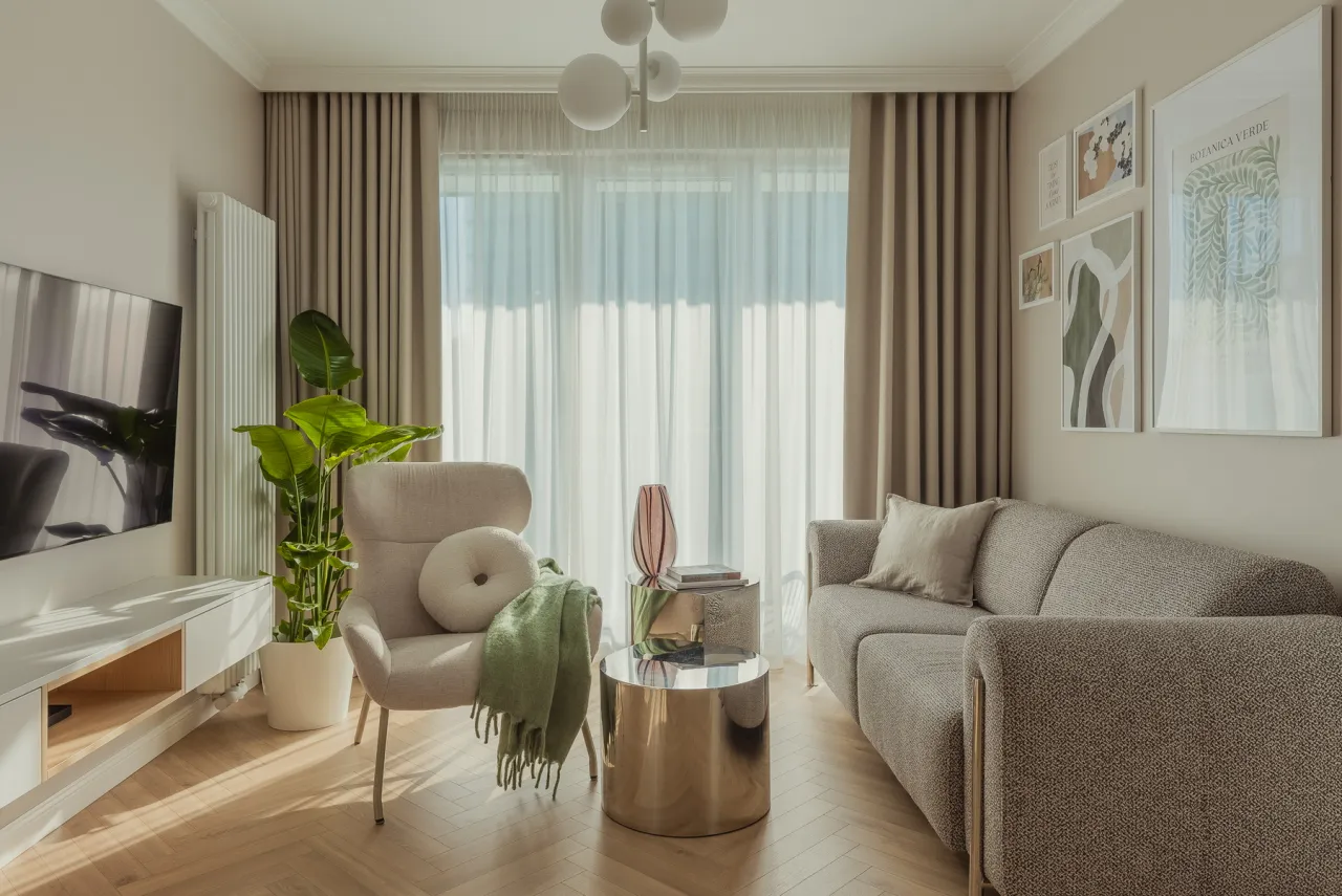 małe mieszkanie jasne kolory lustra optyczne powiększenie