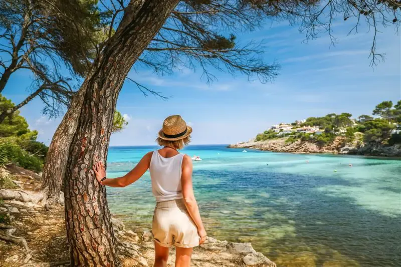 Mapa pogodowa Majorki z temperaturami i symbolami słońca