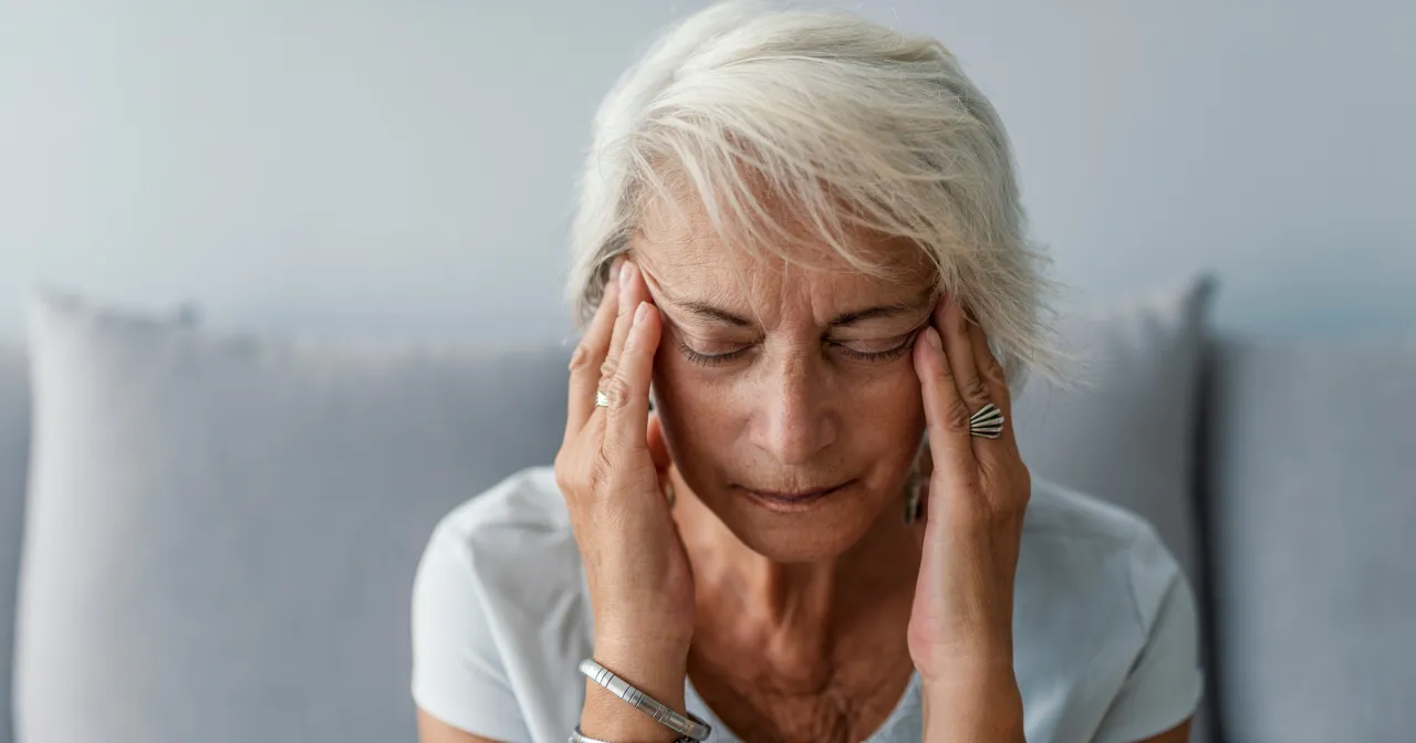 osoba cierpiąca na chroniczny ból głowy lub brzucha