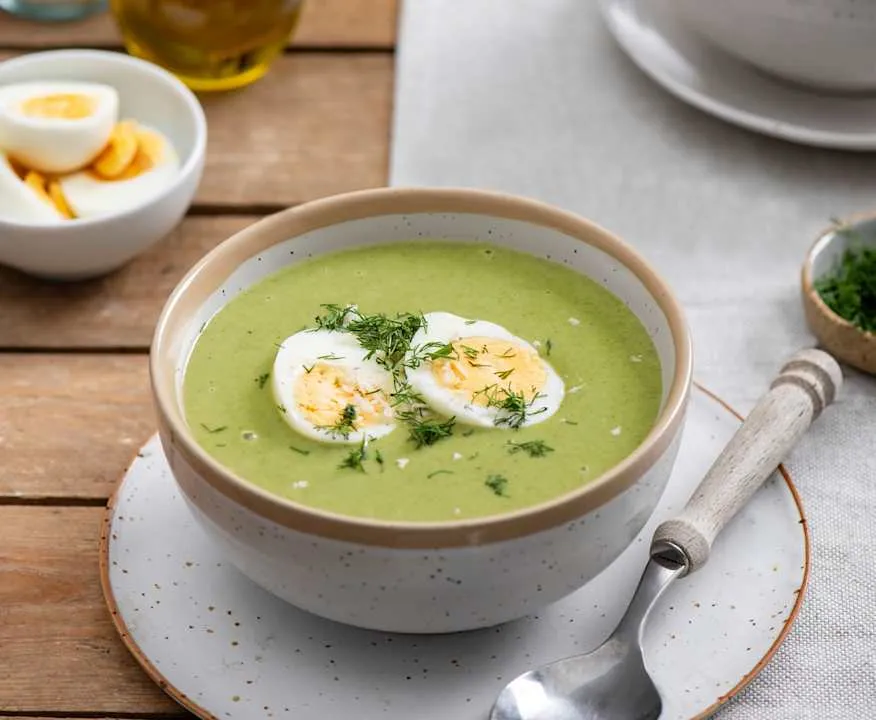 zupa krem ze szpinaku w miseczce