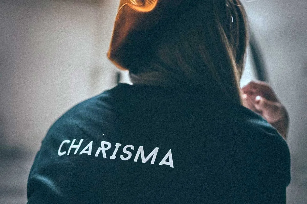 Osoba w bluzie z napisem 