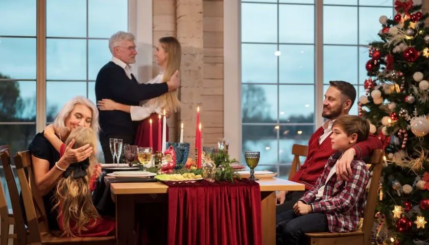 Rodzina przy choince wręczanie prezentów Wigilia Polska