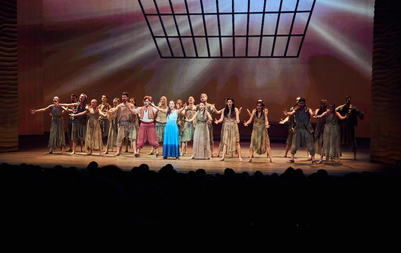 Aida w Teatrze Roma: obsada w strojach z epoki, śpiewają i tańczą. Spektakl trwa ok. 2,5 godziny.