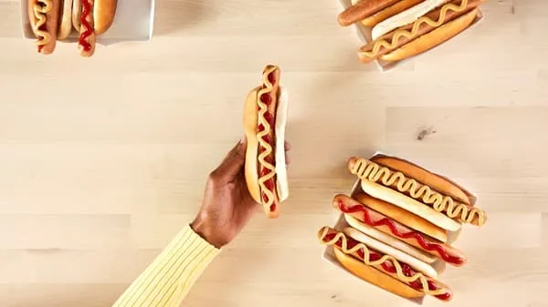 Zdjęcie Ile kcal ma hot dog z IKEA? Zaskakujące fakty o kaloryczności