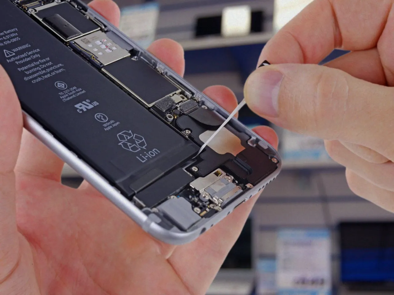 Zdjęcie Wymiana baterii iPhone SE: Gdzie, ile kosztuje i jak długo trwa?