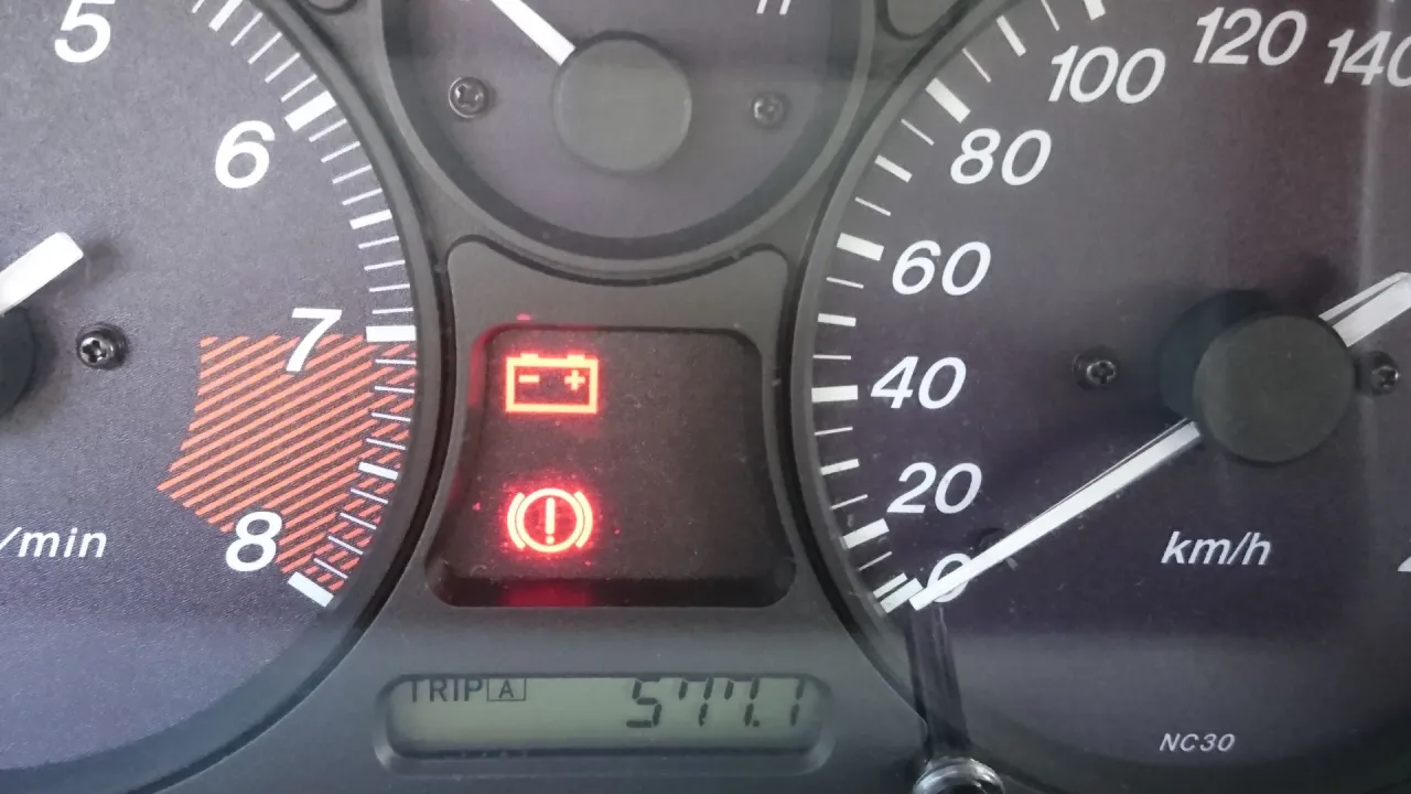 Kontrolka akumulatora na desce rozdzielczej