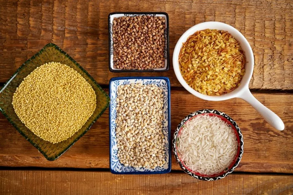 różne rodzaje kasz na drewnianym stole