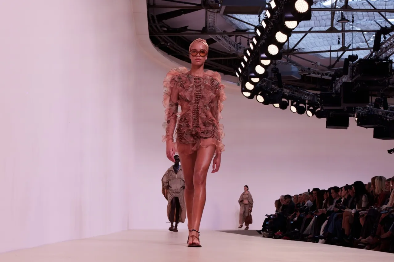 modne kolory ubrań 2025 peach fuzz czerwień srebro