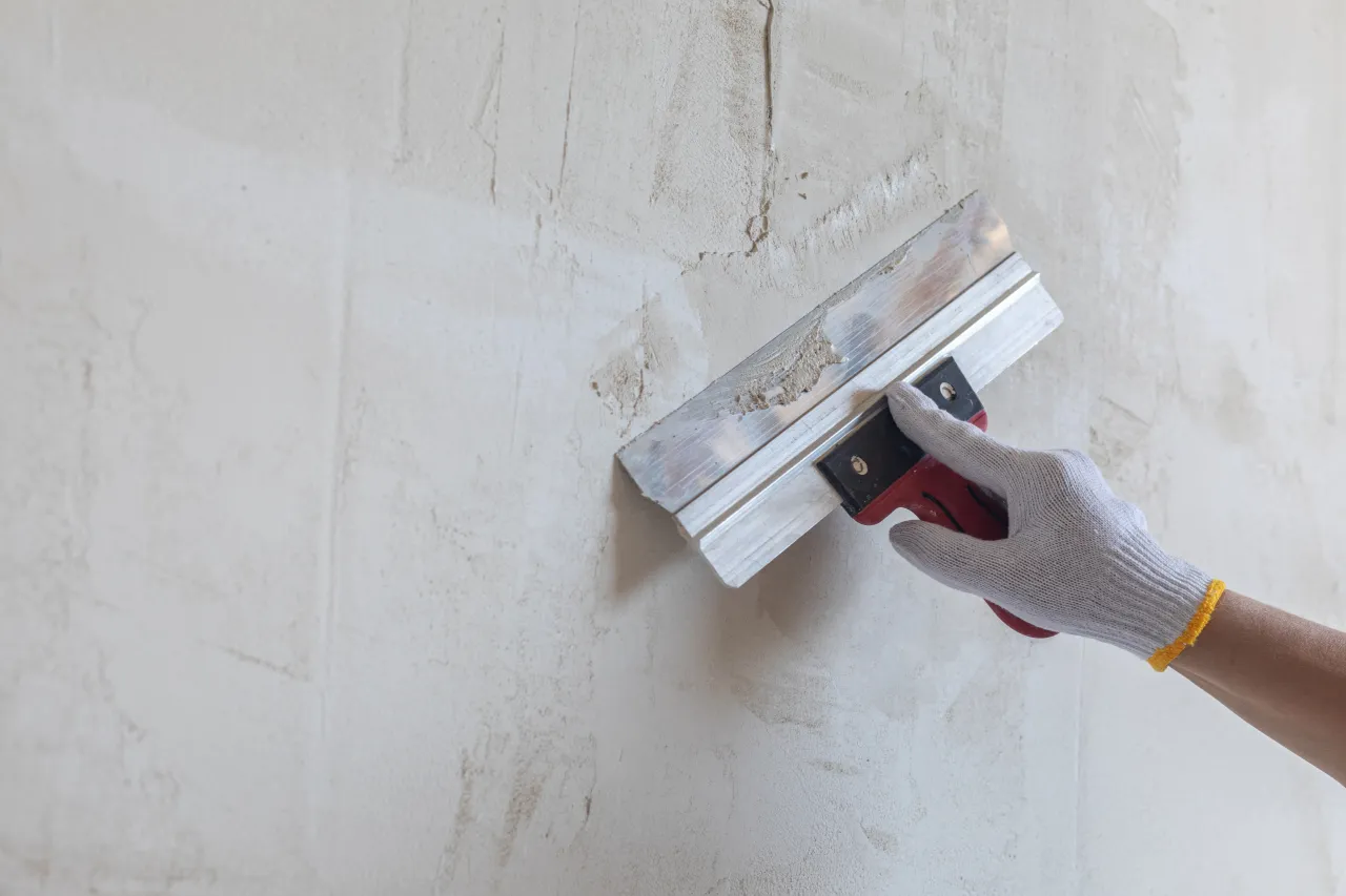 wygładzanie naprawionej ściany