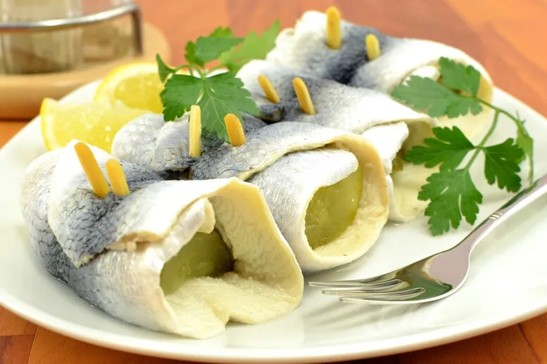 surowe śledzie przygotowane do mrożenia