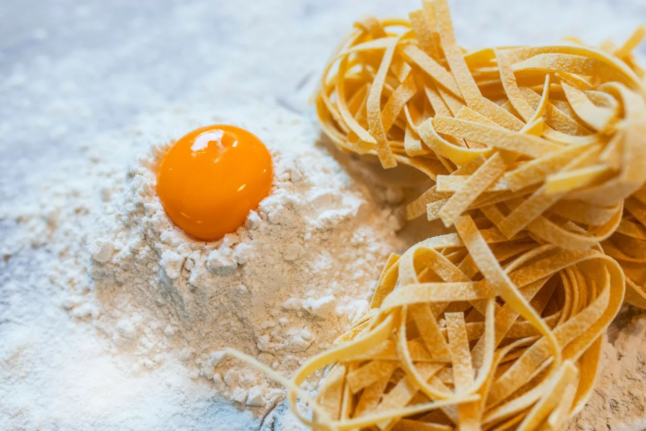 Składniki na domowy makaron: mąka, jajka, oliwa