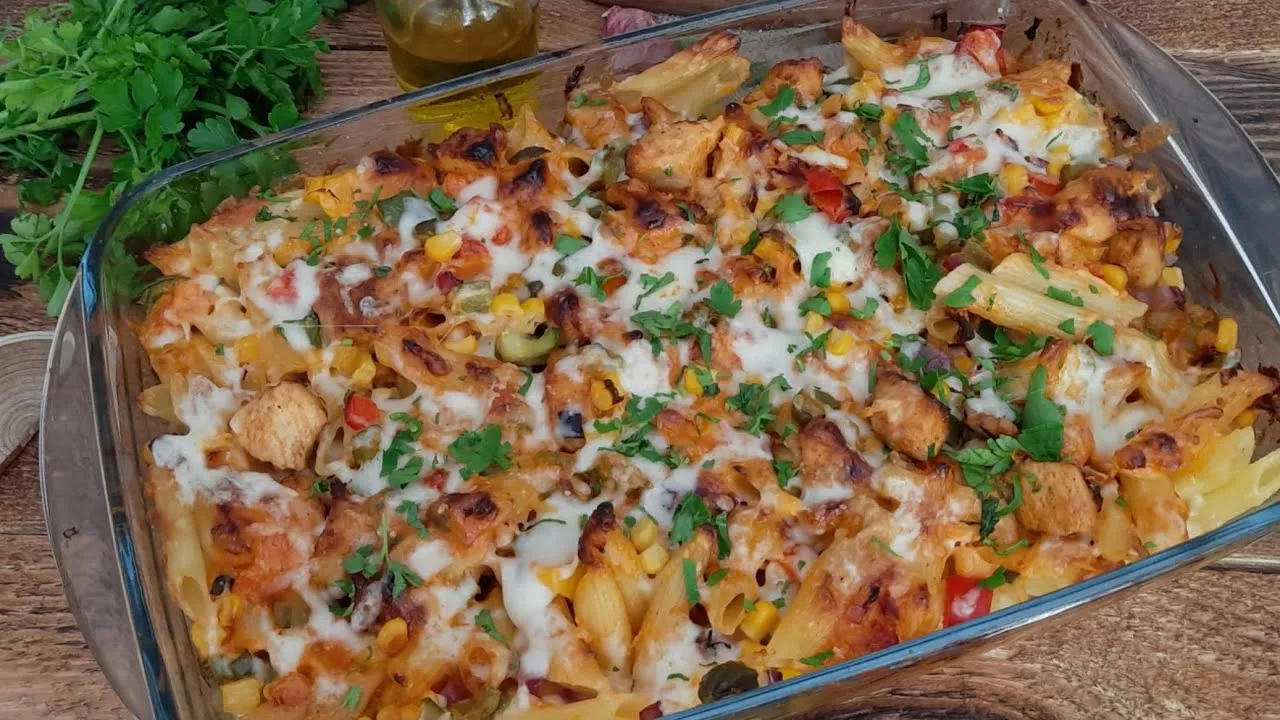 zapiekanka makaronowa z kurczakiem w naczyniu żaroodpornym