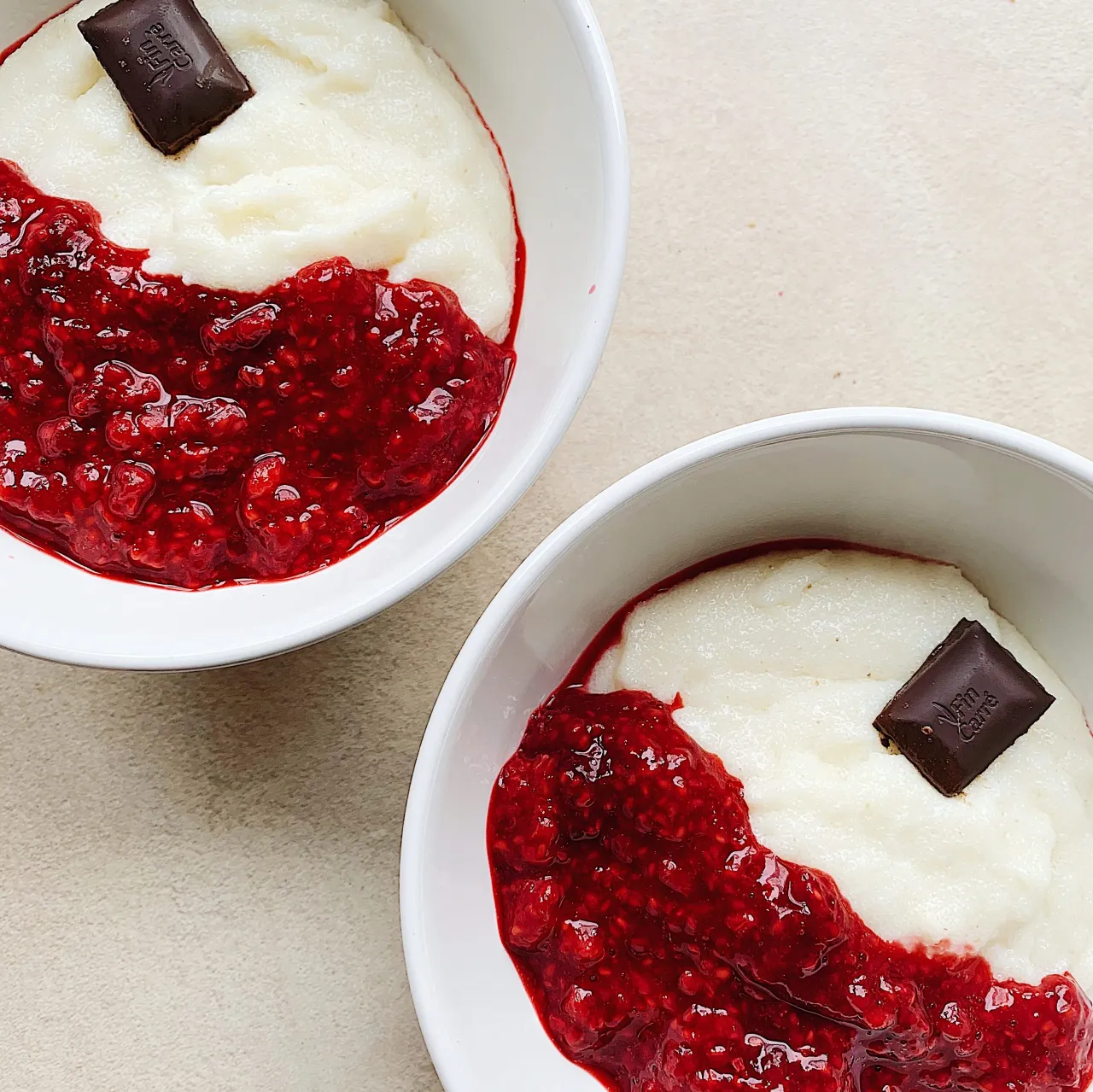 kasza manna z owocami i sosem malinowym