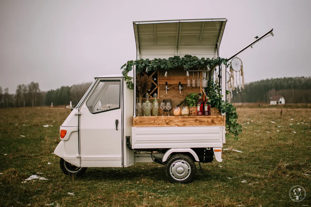 barman na weselu w plenerze