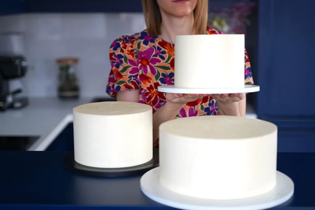 składanie tortu piętrowego instrukcja krok po kroku