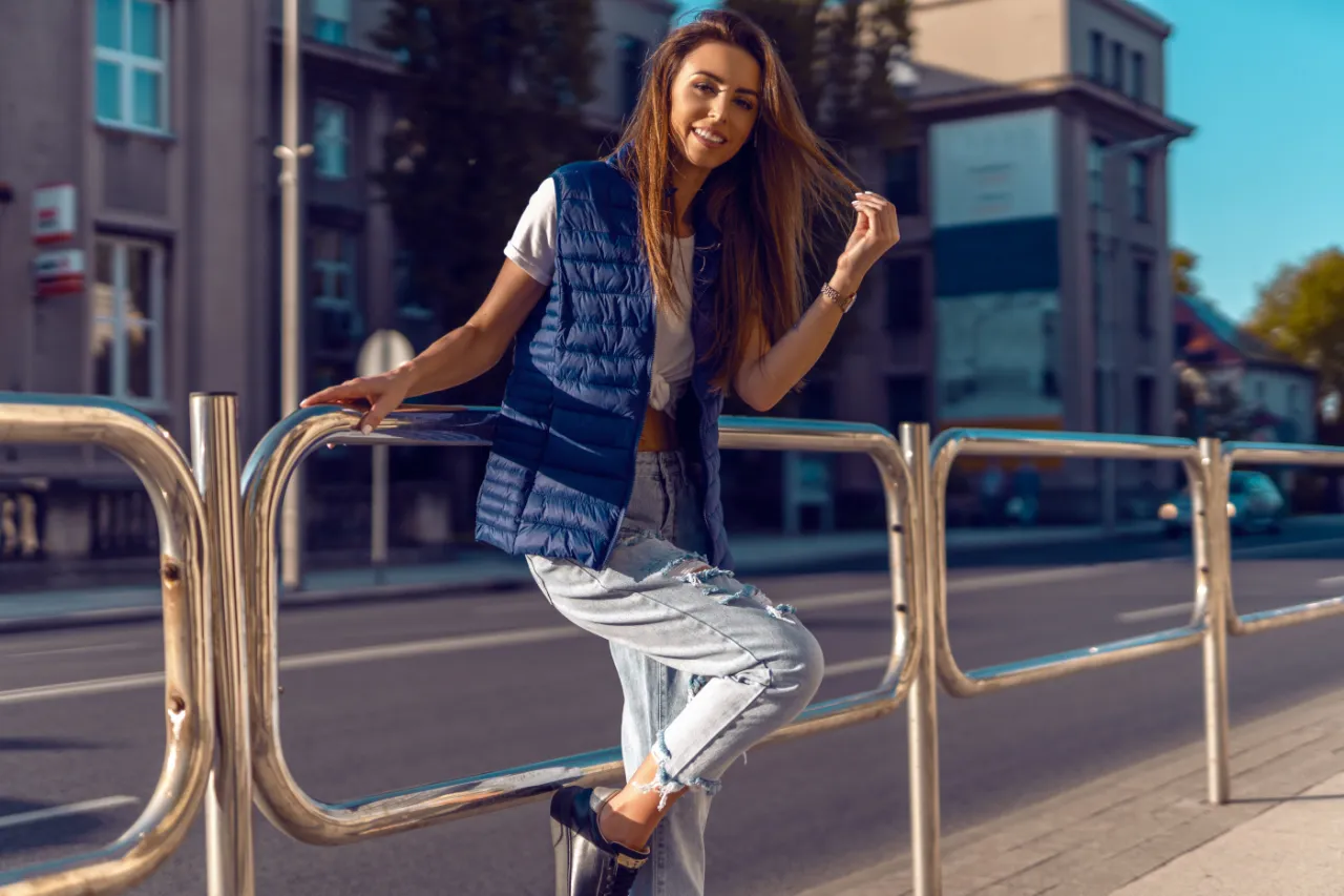 R&oacute;żne rodzaje bluzek do spodni boyfriend