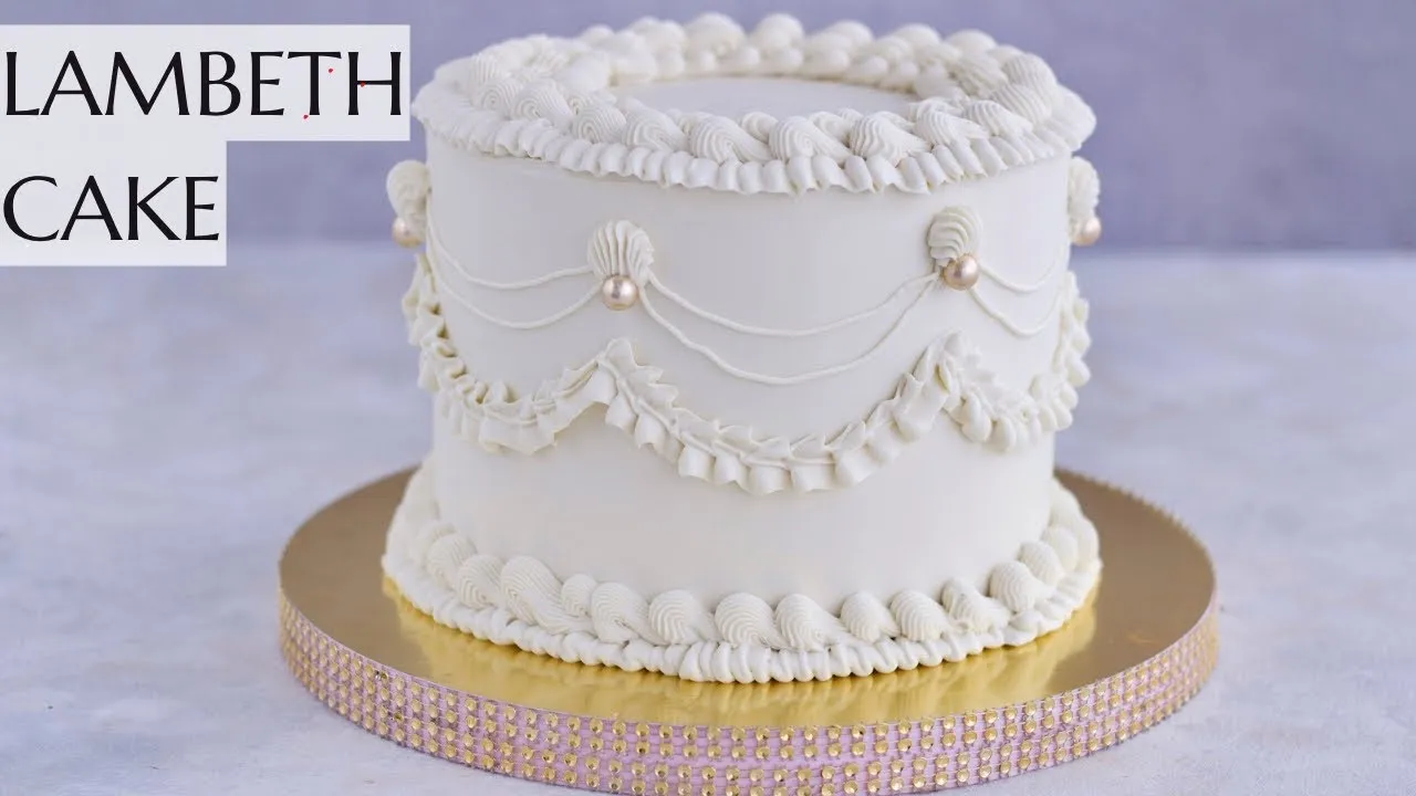 piękny biały tort z idealnie gładkim tynkiem