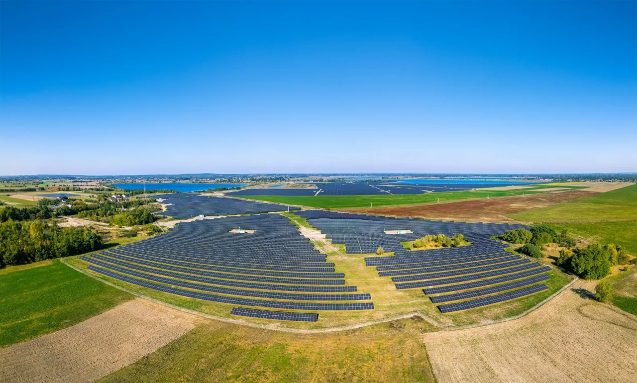 Wielka farma fotowoltaiczna na tle polskiego krajobrazu