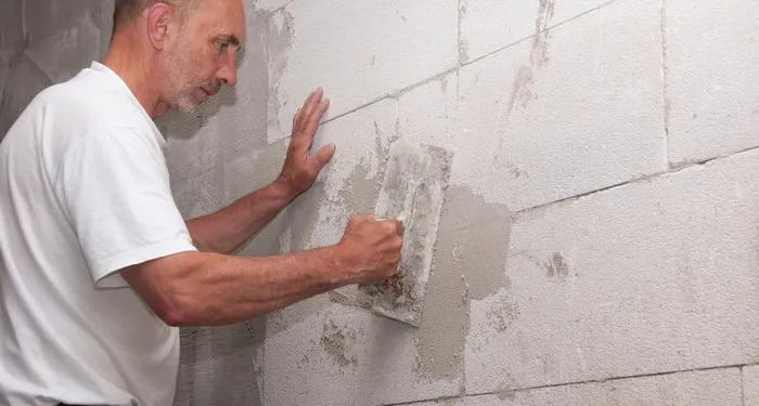 Przygotowanie ściany po usunięciu tynku