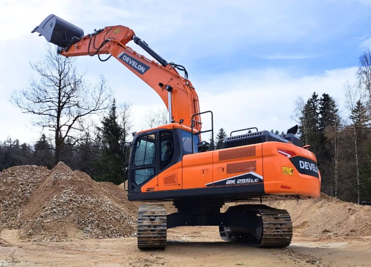 Nowa koparka na placu budowy