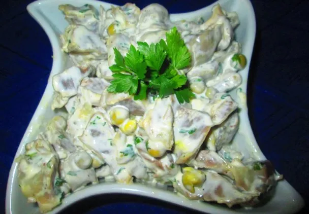 różne warianty sałatki z żołądków drobiowych