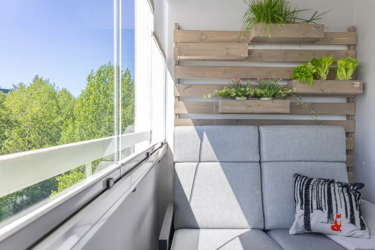 inspiracje mały wąski balkon aranżacje