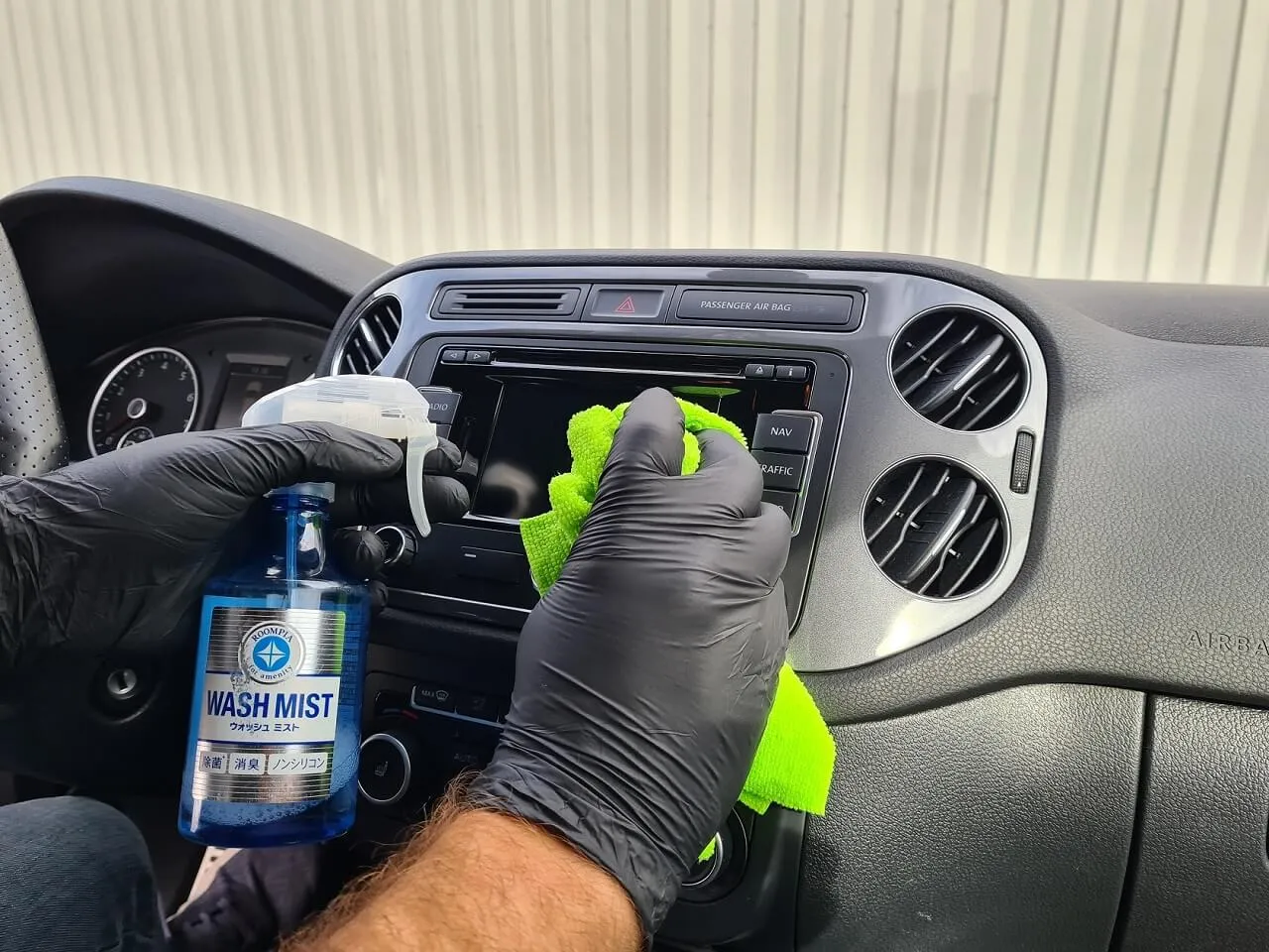 profesjonalne środki do czyszczenia plastik&oacute;w samochodowych i domowe sposoby