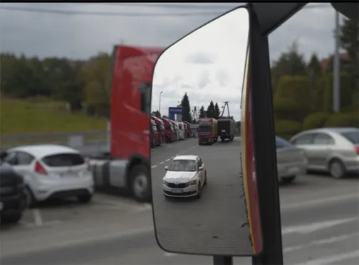 kierowca ciężarówki cofa z naczepą lusterka