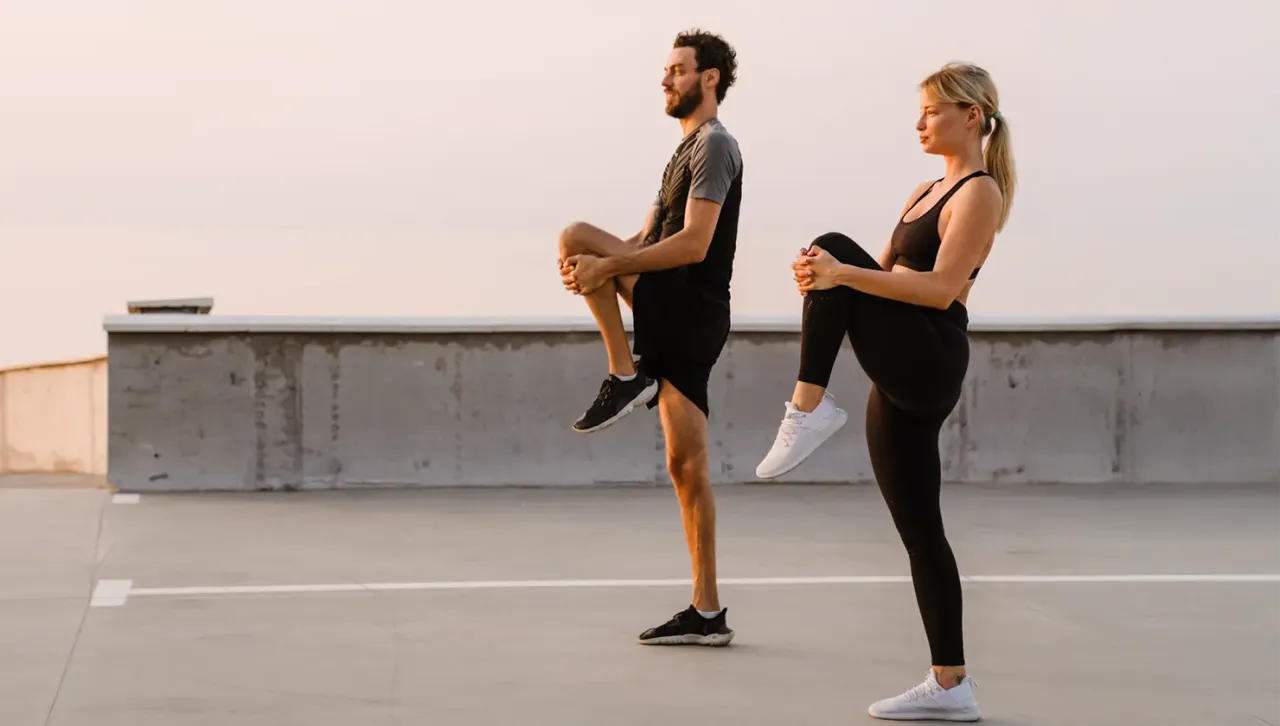 Osoba z kontuzją kolana ostrzeżenie przed treningiem Tabata