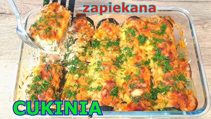 Obłędnie pyszna zapiekanka z cukinii gotowa na stole