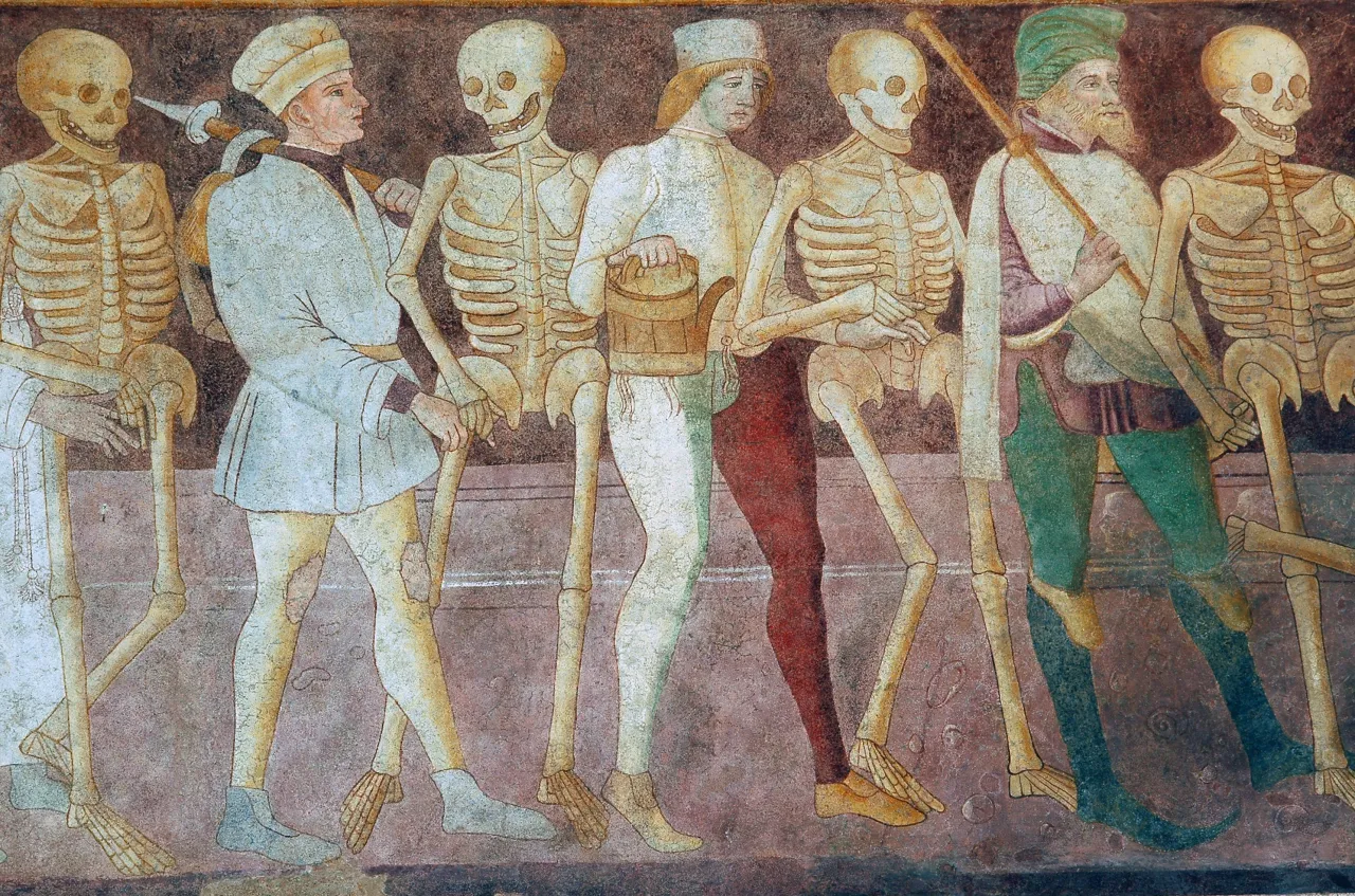 Taniec śmierci, topos ubi sunt. Szkielety i ludzie w średniowiecznych strojach idą w pochodzie, przypominając o przemijaniu.