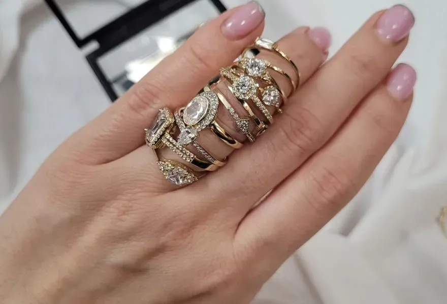 Modne pierścionki na środkowym palcu, stacking rings