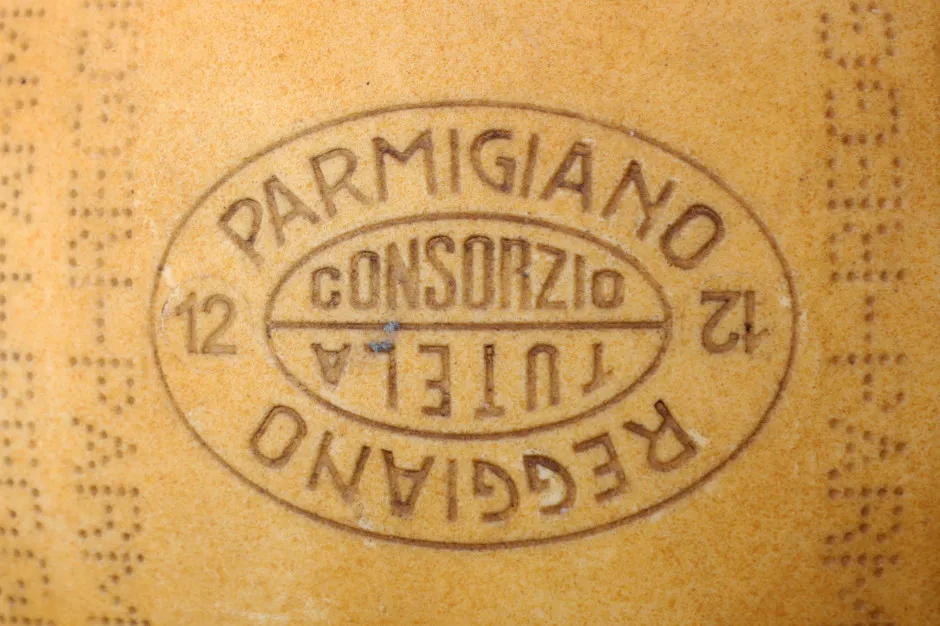 Parmigiano Reggiano oryginalne oznaczenia na sk&oacute;rce