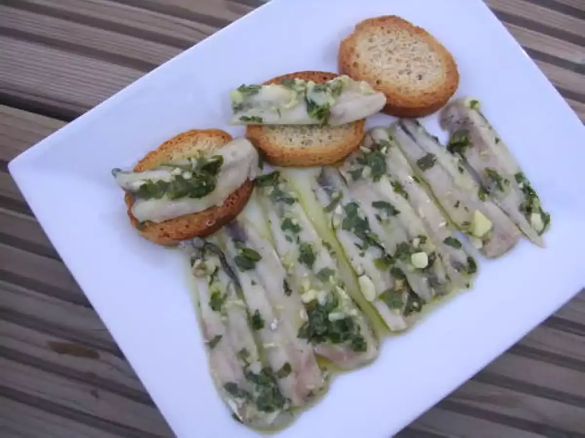 Ingr&eacute;dients pour marinade simple poisson (citron, ail, persil, huile d'olive)