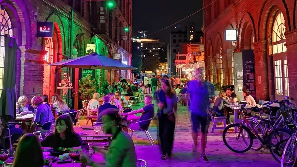 Ulica Piotrkowska restauracje tętniące życiem wieczorem